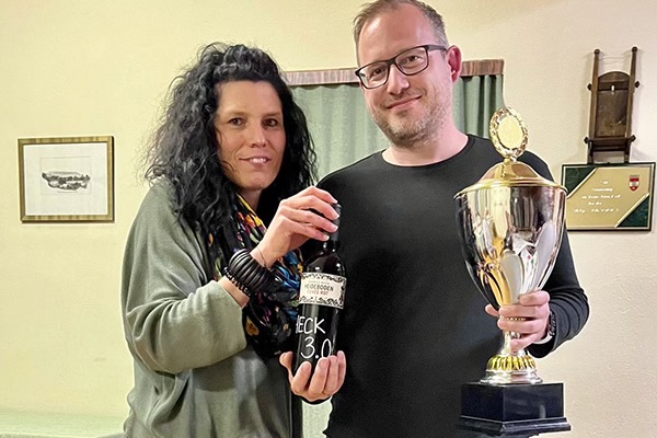 Sandra Seyser übergibt Christian Heck den Ranglisten-Pokal und eine Sekt-Flasche